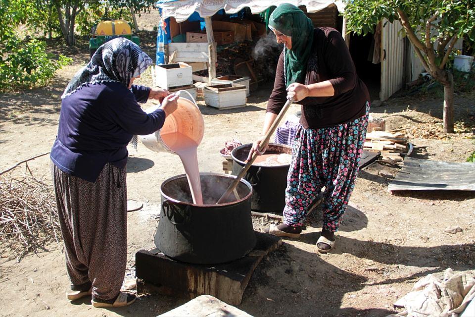 <p>Yöre halkının vazgeçilmez lezzetlerinden olan orciğin, zaman içerisinde hediyelik ürün olarak farklı illere gönderilmesi ve yapılan tanıtımlar sayesinde Türkiye genelinde tercih edilen bir ürün haline geldiğini ifade eden Durak, bu nedenle talebin her geçen gün arttığına işaret etti.</p>

<p> </p>
