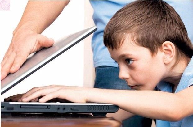 <p>Evin aile üyelerini bir araya getiren odası olarak bilinen ‘oturma odası', bugün kiminin televizyondaki diziler içerisinde kaybolduğu, kiminin akıllı telefonu ile dış dünyaya bağlandığı, kiminin ise bilgisayarı aracılığıyla yapılması gereken işlerini yerine getirdiği bir ortama sahne oluyor. </p>