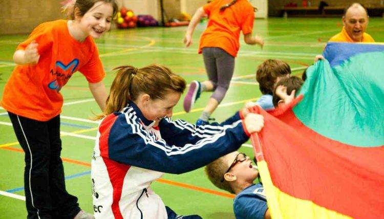 <p>5- Çocuklarınızı spor ve kulüplerde ilgilenebileceği aktivitelerle destekleyin. </p>
