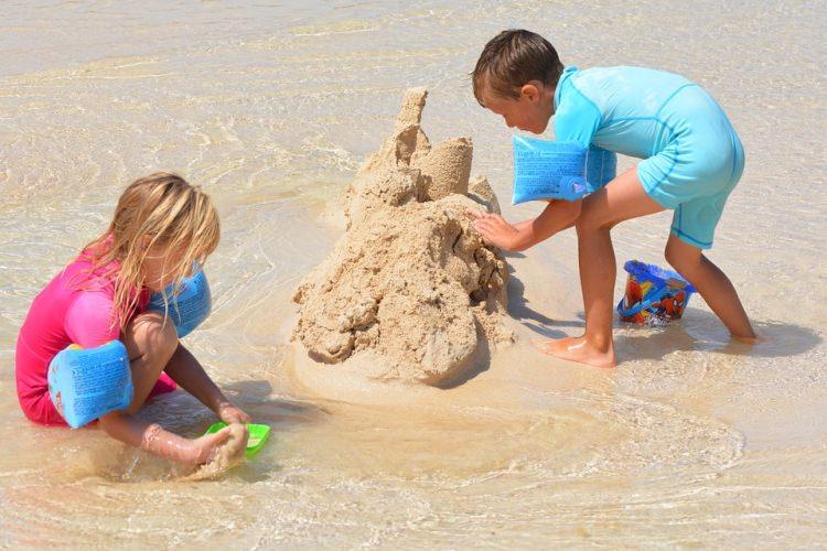 <p>9- Sahilde tatil yapmayı deneyin, kuma ayak değdirdiklerinde çocuklarınız egzersiz yapmanın kolay yolunu bulur. Yüzme, koşma gibi çeşitli aktivite tercih edin. </p>