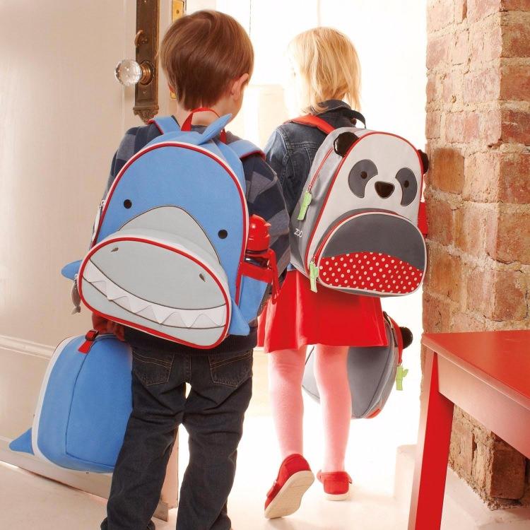 <p>Özellikle üç kiloyu aşan okul çantaları, çocukların omurga sağlığı için risk oluşturuyor. </p>
