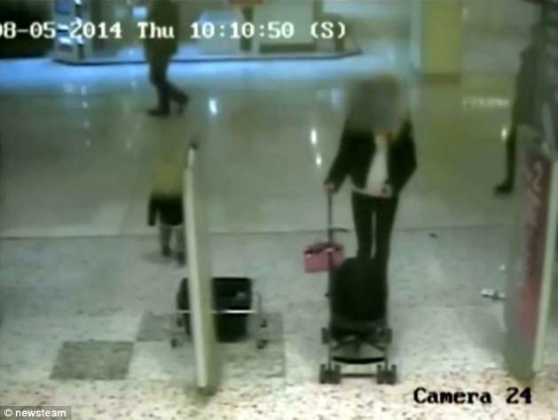 Derby'de kalabalık bir alışveriş merkezinde annesiyle dolaşan 22 aylık &ccedil;ocuk yaşlı bir kişi tarafından ka&ccedil;ırılmak istendi. 