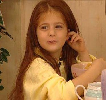 <p>3 yaşında oynadığı Luna reklamı ile kameralarla tanışan Zeynep Özkaya...</p>
<p> </p>