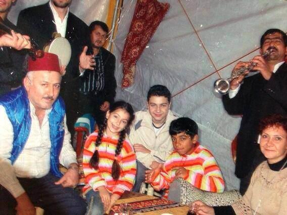 <p>Başrollerinde Müjdat Gezen, Çağla Şikel, Zeki Alasya ve Alişan'ın yer aldığı Cennet Mahallesi'nin iki küçük çocuğu vardı; Aliş ve Ayşe.</p>
<p> </p>