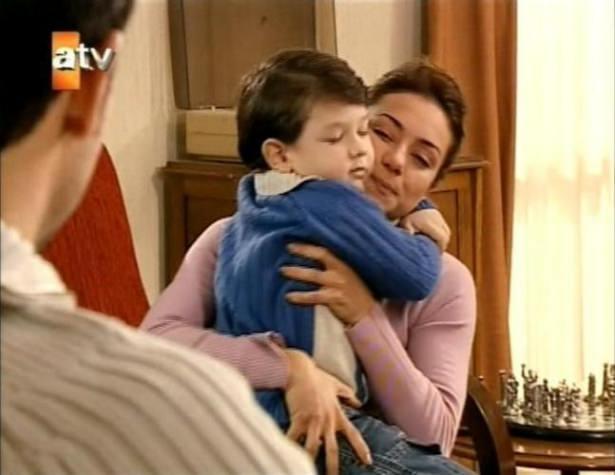 <p>Sonraları kısa bür süre Pulsar isimli bir dizide başrolde oynadı ama ekran macerası Aliye kadar uzun olmadı.</p>

<p> </p>
