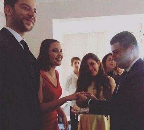 <p>Ünlü oyuncu paylaştığı bu fotoğrafa "Birlikte bir hayat kurmak için ilk adımı attıkk?? Allah tamamına erdirsin" notunu düştü.</p>
