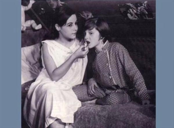<p>Ömercik'in değişmez rol arkadaşı ve kuzeni. Babası senarist Hamdi Değirmencioğlu sayesinde henüz 2 yaşındayken Papatya adlı filmle sinemaya adım attı ve 20 yaşına gelinceye kadar da çok sayıda filmde rol aldı...</p>