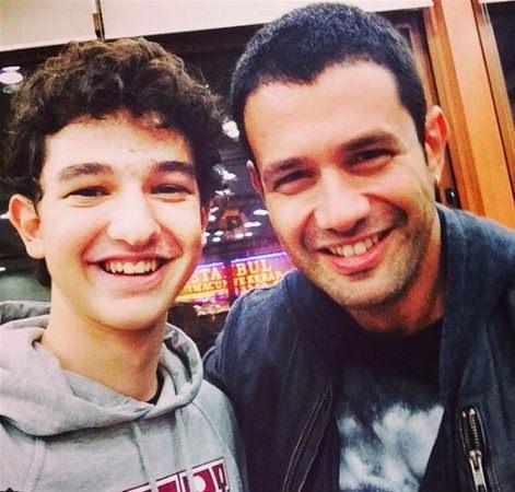 <p>Koçar bu görüntüsüyle çocuk hallerinden çok uzak bir delikanlı olarak ortaya çıkmıştı. </p>