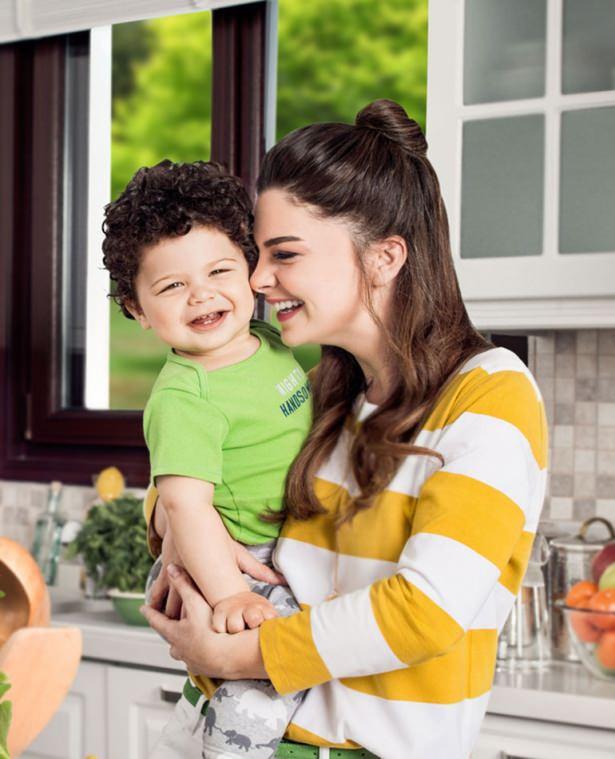 <p><span style="color:#FFFFFF"><em><strong></strong></em>Pelin Karahan’ın oğlu Ali Demir de reklam yıldızı oldu.</span></p>