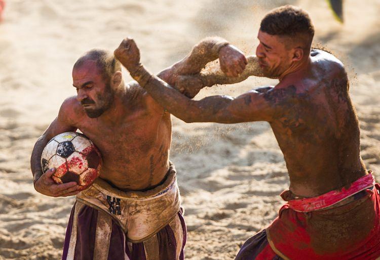 <p>Calcio Storico Firoentino oyunu ise, futbol, rugby ve güreşin bir karışımı olan oldukça sert bir spor müsabakası.</p>