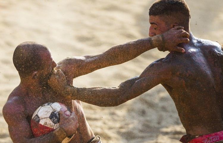 <p>Harpastumun daha sonra bu spora dönüştüğü ve futbolun atası olduğu belirtiliyor. </p>
