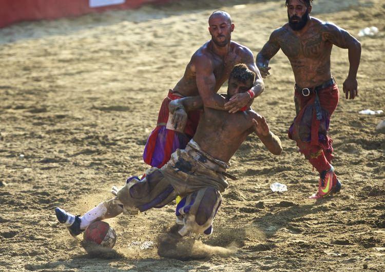 <p>İtalya'da 16. yüzyıldan kalma geleneksel bir top oyunu, düzenlenen özel etkinlikle sürdürülüyor. </p>
