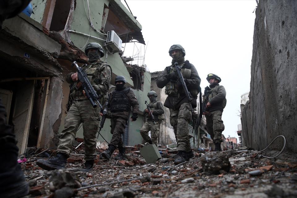 <p>Sur'u görünce hemen Halep aklıma geldi. Sur'u Halep'e benzetmek istiyorlar. Tüm taktikler, yöntemler, saldırılar Esad'ın ve Şii milislerin yöntemleriyle aynı.</p>