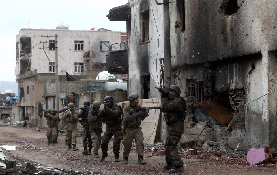 <p>“Kurşunlu Camisini karargaha çevirmişlerdi. Şu etraftaki binaların tepelerinde keskin nişancılar, sürekli ateş açıyordu. Biz de camiyi geri almak istiyoruz.</p>
