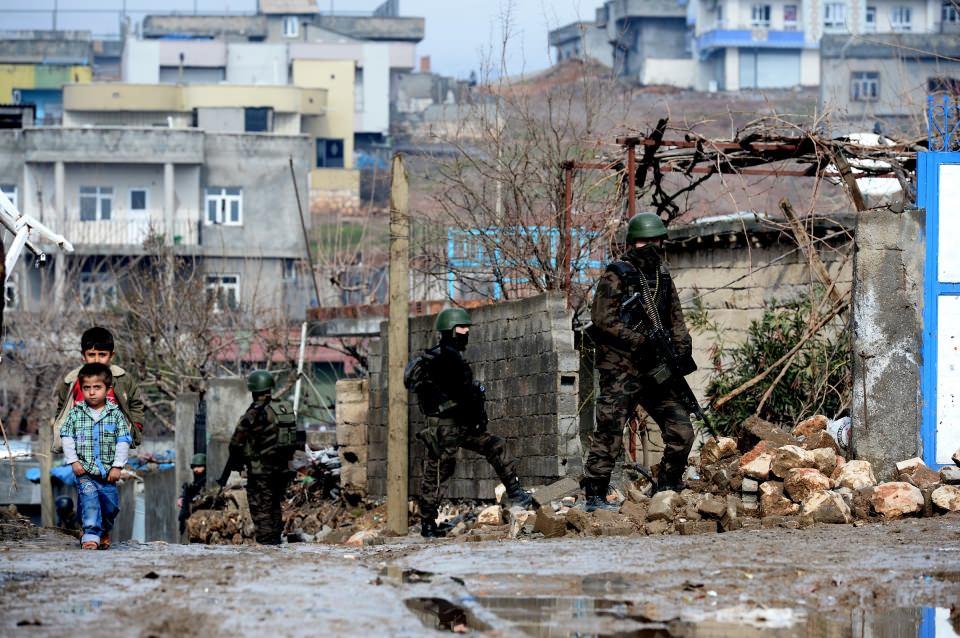 <p>Bizi tahrik etmek ve şehidimizi almaya zorlamak için, sürekli Mustafa'nın cansız bedenine ateş ediyorlardı. Sonunda şehidimizi aldık ama kahrolduk. Bunun etkisinden uzun süre kurtulamadık.</p>
