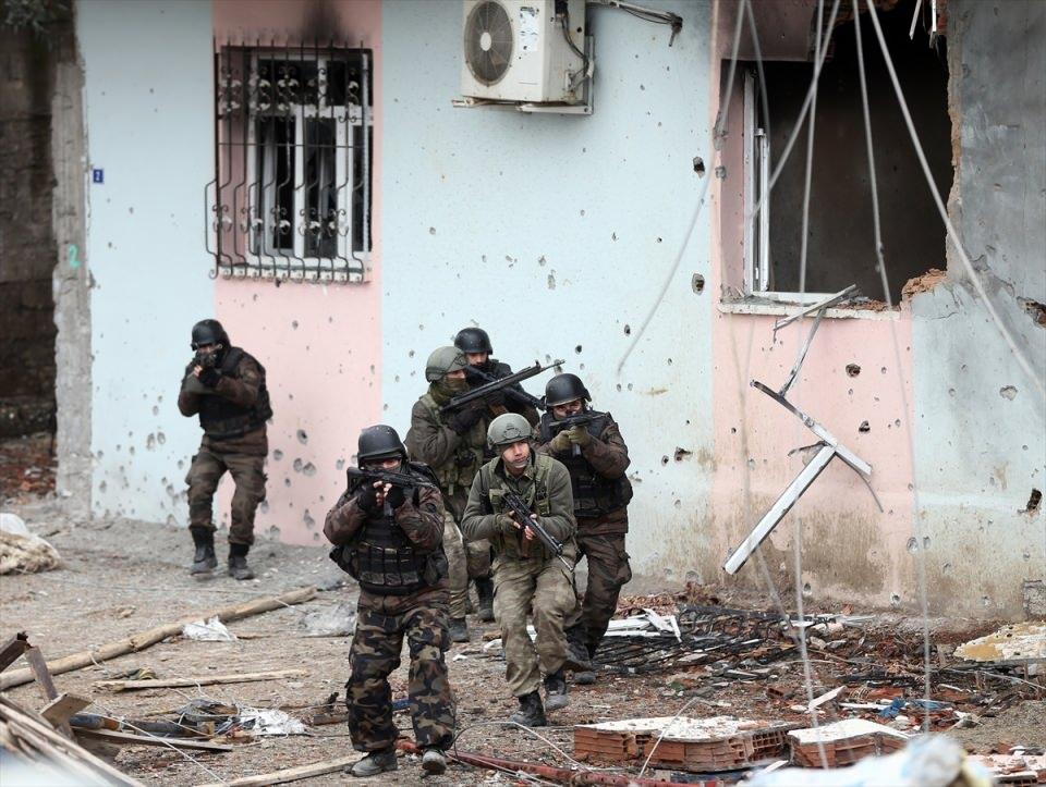 <p><span style="color:#FFD700"><strong>GÜVENLİK GÜÇLERİMİZ SOKAK ÇATIŞMASINI ÖĞRENİYOR</strong></span></p>

<p>-Sur'daki taktikler, Halep'teki Şii milislerinkiyle aynı.</p>
