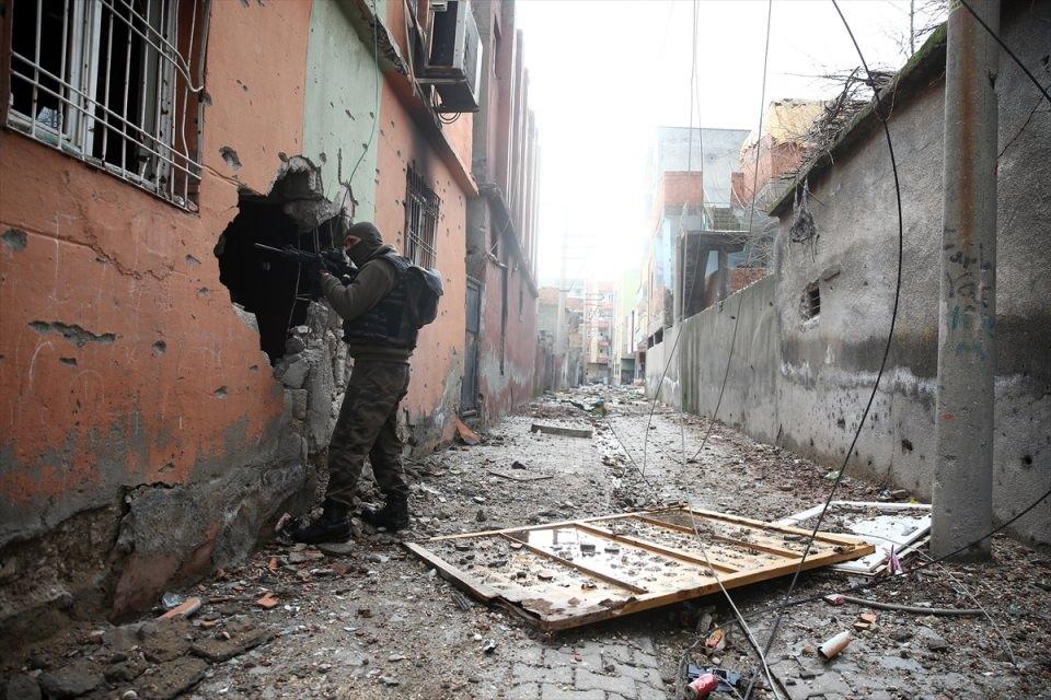 <p>Sur'u kesinlikle Halep'e çevirmek için uğraşıyorlar. Suriye rejimi, Şii milisler ve Şebbihaların Halep'te uyguladıkları taktiklerin aynısını burada uyguluyor PKK.</p>
