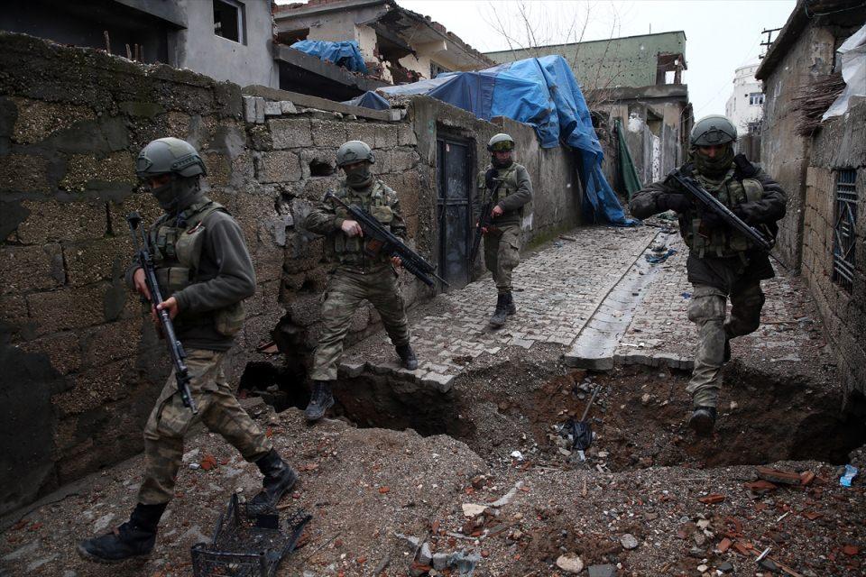 <p>Sokakları, evleri tahrip etmek, camileri, kiliseleri savaş aracına çevirmek, sonra da yakmak, hepsini Halep'te de gördüm. Her yere keskin nişancı yerleştirip hayatı durdurmak, insanları göçe zorlamak, İran ve Suriye rejim askerlerinin taktiğiydi.</p>