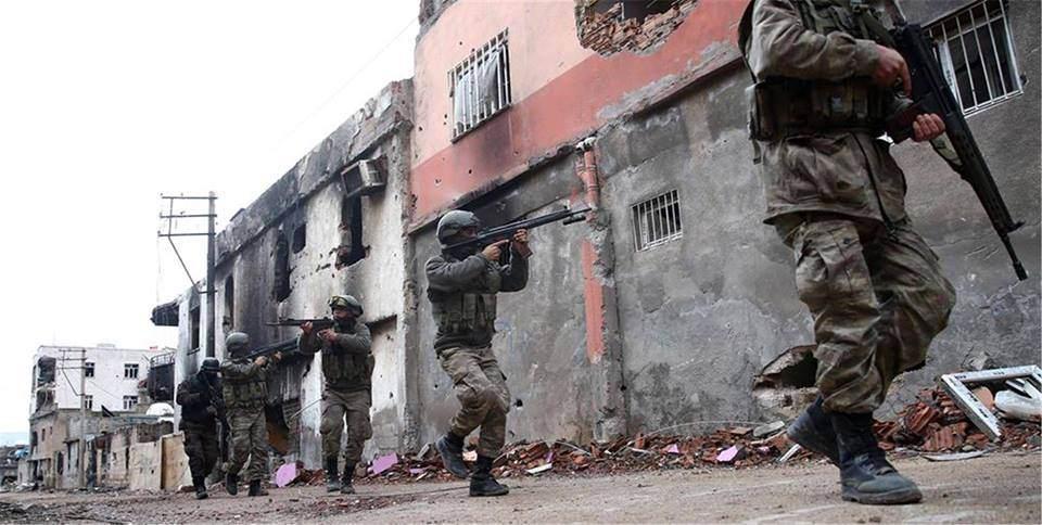 <p>Sur'da çatışan teröristler, kesinlikle İran ve Suriye rejimi tarafından eğitilmiş. Suriye'de bomba, tuzak, keskin nişancı eğitimleri almış, Kobani, Cezire'de sokak savaşına katılmışlar, güvenlik kuvvetleri de bunu söylüyor.</p>