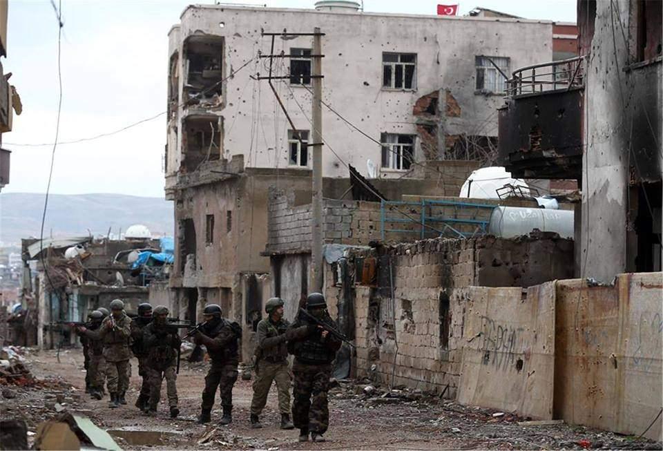 <p>-Asker ve polislerle çatışma alanlarında konuştuk. Sokak savaşı tecrübesi yok ikisinin de. Orada öğreniyorlar. Dünyanın en zor savaşı aslında. Bir Özel Harekatçı, “sivilleri kalkan yapıp, arkasından ateş ediyorlar. </p>