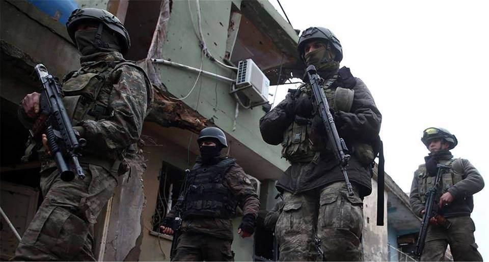 <p>-Asker ve polisin uyum içindeki çalışması dikkat çekici. Operasyon timleri karma yapılıyor artık. Moralleri son derece yüksek. </p>