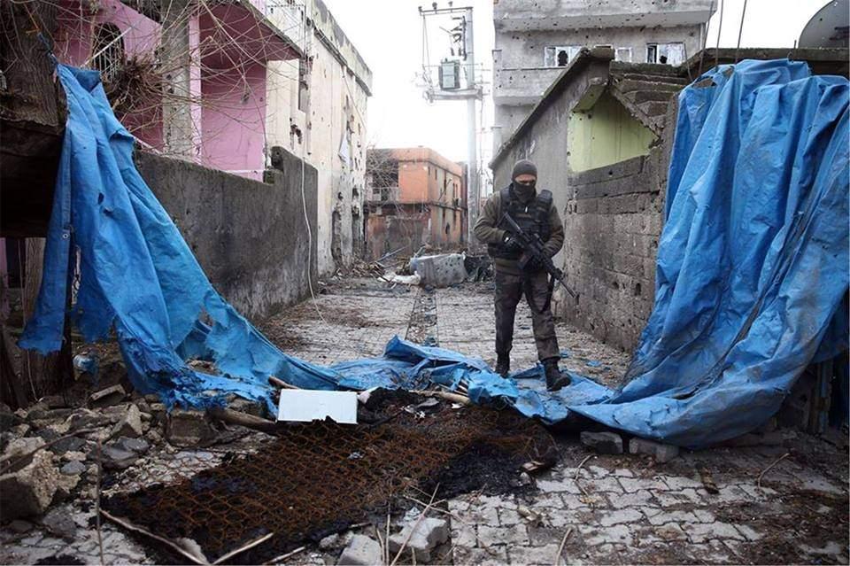 <p>Yozgatlı bir askerin kumanyasını askerle paylaşması, bir polisin, askerin nöbet yerine çay getirmesi şahit olduğum günlük durumlardı.</p>