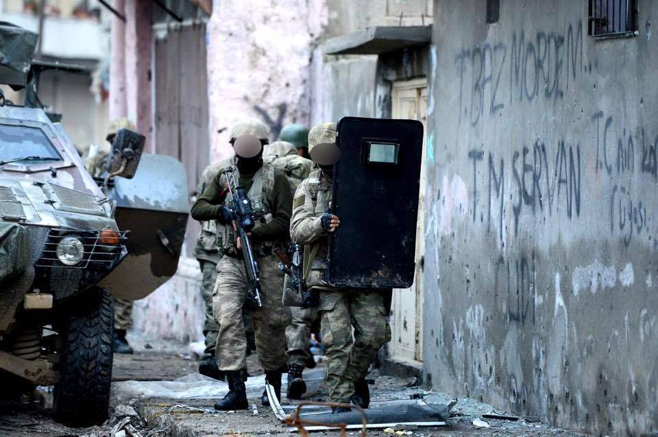 <p><strong><span style="color:#FFD700">“Artık oda oda savaş veriliyor”</span></strong></p>
<p>-Sur'un çatışma alanlarını gezerken çok şükür şehit görmedik. Ancak son 4 günde 17 şehit verildi. Neden bu kadar arttı sayı diye soruyorum yetkililere: “Artık son iki mahalleye sıkıştılar. Alanları daraldı, ev ev çatışmıyoruz, oda oda savaşıyoruz artık. Çatışma mesafesi bazen 15-20 metreye iniyor. En çok keskin nişancı ve bombalı tuzaklamalardan şehit verildi. Son çırpınışları, bu yüzden ne kadar zarar vereceklerse o kadar uğraşıyorlar.”</p>