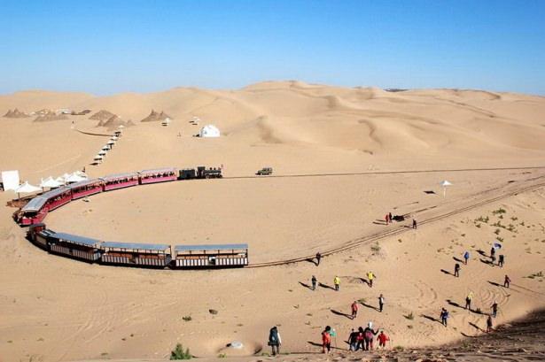 <p>Çin’in başkenti Pekin’in yaklaşık 55o kilometre batısına düşen, İç Moğolistan’daki Xiangshawan çölünde nilüfer çiçeği şeklinde tasarlanmış tesisler, binbir gece masallarını aratmayacak bir görünümde.</p>

<p> </p>
