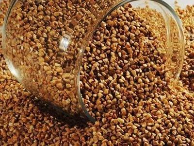 <p>İçeriğindeki potasyum, magnezyum, fosfor ve demir nedeniyle karabuğdayın, kalp rahatsızlıkları olanlarca tüketilmesi önerilir. Ayrıca, yüksek tansiyonu düşürür. Kansızlıkla savaşır.</p>