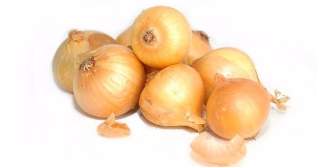<p>Soğan potasyum, B ve C vitamini içermektedir ve bu vitaminler açısından zengindir.  </p>
