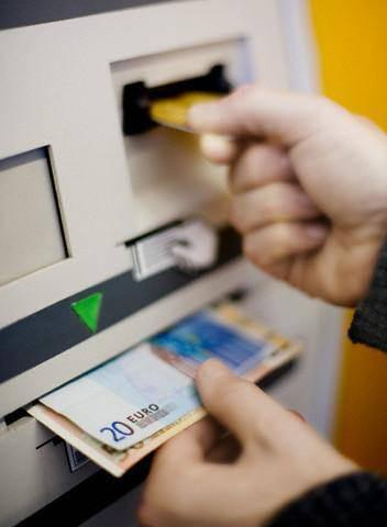 Kredi Kartı Borcunu Eksik Yatırmak  “Ödeyebileceğimden fazla harcama yaptım ve nakit çektim. Borcumu sürekli eksik yatırdım ve faizleri ile borcum sürekli katlandı.   Aylık ödenmesi gereken tutarı ödeyemedim borcuma tüm borcum üzerinden faiz işletildi. Her ay borcum daha da katlandı. Şimdi ödeyemez duruma geldim.”
