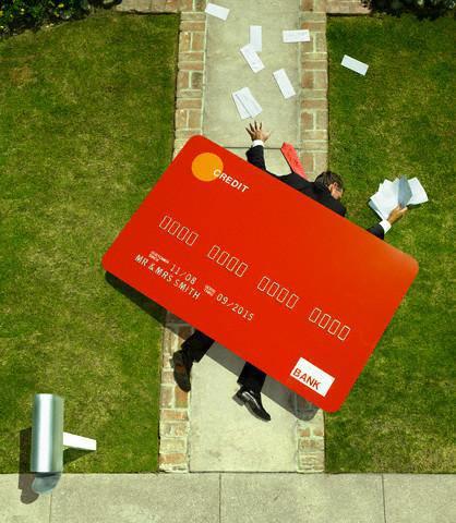 Kredi Kartının Peşine Düşmemek “2006 yılında askerdeyken banka adıma talebim olmadan kart çıkarmış. Kartın başkasına teslim edildiğini 2011’de bankanın hukuk bürosundan gelen mesaj ile öğrendim. Kartın üzerimde gözüktüğünü ve yasal takibe girdiğini söylediler. Maaşıma da haciz geldi. Bende bu durumu görünce savcılığa banka hakkında dilekçe verdim. Savcılıktaki şikâyetim sonuçlanmadan önce 2012 yılının mayıs ayında icra müdürlüğünden maaşıma icra geldiğini duyunca üzerimde gözüken borcu yani 285 TL’yi banka yolu ile ödedim. Savcılığın verdiği kararı öğrenince şok oldum. Çünkü kovuşturmaya yer olmadığına dair karar alınmıştı. Kararda 2011 yılı ve öncesinde benim kredi kartı talebinde bulunmadığım, 2006 yılında adıma kredi kartı düzenlendiğini fakat şahsıma teslim edilmediği, kart kapatılmadığından dolayı da yasal takibin başlatıldığı yer almaktadır.”