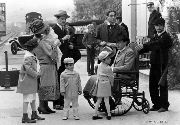 <p>Bu sayede Mariposa ‘Baba’ konumunda. Bu durum, Corleone’yi sinir gidiyor. 1933’te alkol yasağının kalkacağını öngören suç lideri harekete geçiyor: ‘Don’ olmak için polis teşkilatına rüşvet yerdiriyor, politikacıları satın alıyor, yeraltındaki düşmanları da Pire Joe’nun kabadayısını kendi safına çekerek da sindiriyor.</p>