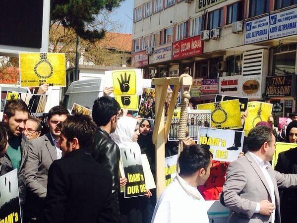 <p><span>Çorum Hürriyet Meydanı’nda toplanan grup, Sisi aleyhine slogan atarken, temsili olarak 2 kişi dar ağacında asıldı. Çok sayıda vatandaşın da katıldığı protesto gösterileri sonrasında ise imza kampanyası düzenlendi. Burada grup adına konuşan Çorum AK Parti Gençlik Kolları Başkanı Erhan Akar, idamları kınadığını ifade ederek, ’’529 kişi hakkında verilen idam kararı Mısır’daki anti demokratik tutumun devamıdır. Bizler gençler olarak, uluslararası kamuoyunu bu hukuksuz idam kararlarını durdurmaya davet ediyoruz" dedi</span></p>