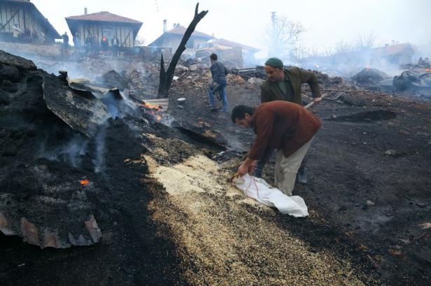 <p>İşte bir köyün kül olduğu yangından çarpıcı kareler...</p>