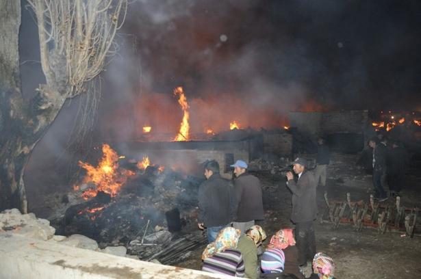 <p>Gece alevler yüzünden evlerine yaklaşamayan köylüler sabah olduğunda yanan evlerinin yanına gelerek gözyaşlarına boğuldu. Yangından geriye gözyaşı ve kül yığınları kaldı. Yangında her şeylerini kaybeden Sadık Ceylan ve Mustafa Ceylan isimli baba-oğul, tahıl ambarlarında bulunan kısmen zarar gören buğdaylarını çuvalla topladı.</p>