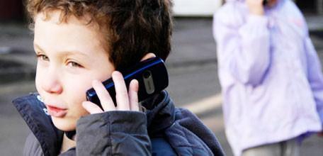 <p>Telefonu nasıl kullanacağımız sağlık açısından çok önemlidir. Aslında her ürünün nasıl ve hangi şartlarda kullanılıp kullanılmayacağını anlatan bir kullanım klavuzu vardır. Ancak bu klavuzda geçen bilgiler kullanıcının değil, "cihazın sağlıklı bir şekilde uzun süre kullanılması" için hazırlanmıştır. Kullanıcılar için telefon kullanırken dikkat etmesi gereken en önemli "5 hassasiyet" ;</p>
