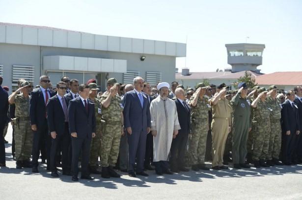 <p>Başbakan Davutoğlu, Van'da Dağlıca'da şehit düşen askerler için düzenlenen törene katıldı.</p>
<p> </p>