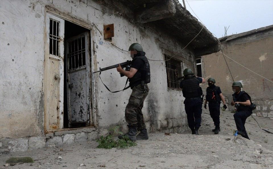 <p>Güvenlik güçleri, teröristler tarafından oluşturulan 217 barikatı kaldırdı, 37 çukuru kapattı, bin 352 el yapımı patlayıcıyı imha etti.</p>
<p> </p>