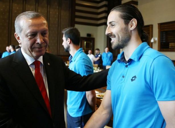 <p>Cumhurbaşkanı Recep Tayyip Erdoğan, Çaykur Rizespor Teknik Direktörü Hikmet Karaman ve futbolcuları Cumhurbaşkanlığı Sarayı'nda kabul etti. </p>

