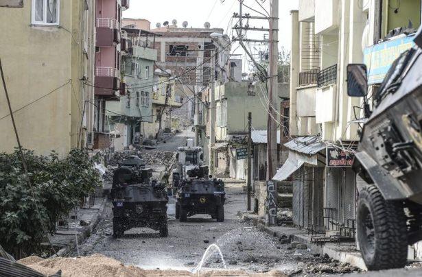 <p>Eski Bitlis Caddesi'nde kurulan barikatı kaldırmaya çalışan emniyet ekiplerine PKK'lı teröristlerce düzenlenen saldırıda, kullandığı iş makinesine roketatar mermisi isabet eden polis memuru yaralandı.</p>