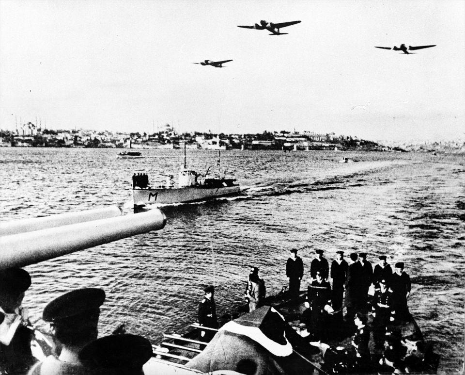 <p> Atatürk'ün cenazesi, 19 Kasım 1938'de Yavuz Zırhlısı ile İzmit'e götürülürken Türk Hava Kuvvetleri'ne bağlı uçaklar saygı uçuşu yaparken görülüyor. </p>
