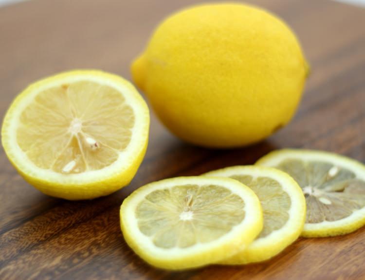 <p><strong>Limon</strong></p>
<p>Yüksek tansiyon, obezite, diş problemleri, ateş, kabızlık, hazımsızlık ve boğaz enfeksiyonlarının önlenmesinde faydalıdır. Aynı zaman cilt ve saç bakımında da etkilidir.</p>
