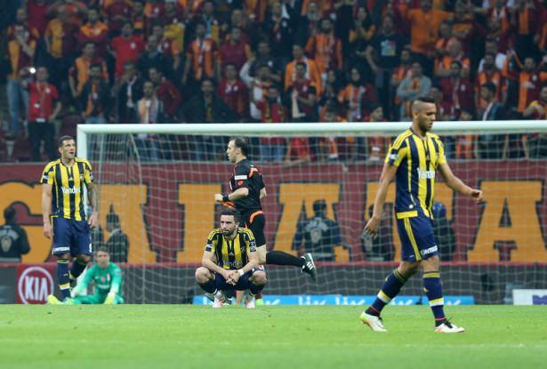 <p><span style="color:#D3D3D3">Fenerbahçe'nin son 4 maçta (Braga, Osmanlı, Konya ve Galatasaray) eriyip gitmesinin nedenleri son 2-3 aydır yaşananlara bağlı.<br />
<br />
Sarı-Lacivertlilerin önce Avrupa'da havlu atması, ardından şampiyonluk şansını mucizeye bırakmasının tek nedeni Pereira ve O'nun oyun anlayışı değil.<br />
<br />
4 maçtır kazanamayan Fenerbahçe belki de Türkiye Kupası'nı da kaldıramayıp milyonlarca euro yatırım yaptığı sezonu "boş geçecek".</span></p>