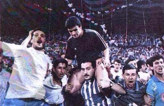 <p>Rıza Çalımbay,Beşiktaş taraftarlarının omuzlarında (1990)</p>