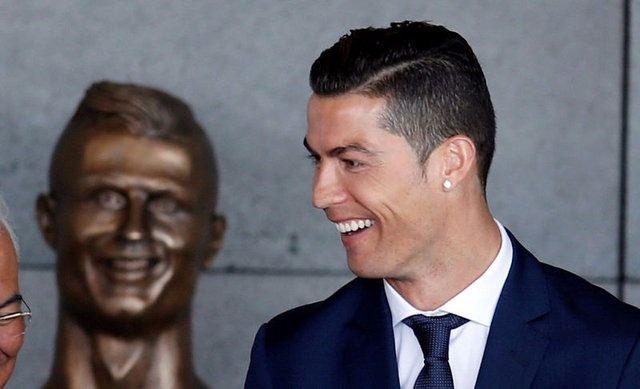 <p>Ancak büstün Ronaldo’ya benzemediğini savunan sosyal medya kullanıcıları, haberi alay konusu yaptı.</p>
