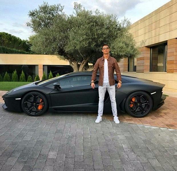 <p>Lamborghini Aventador LP700-4 - 450 bin euro</p>