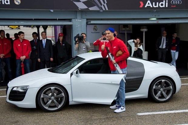 <p>Audi R8 Spyder V10 - 190 bin euro</p>