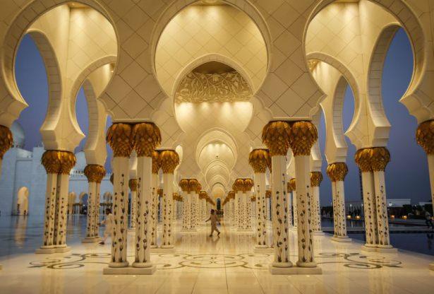 <p>Yapımında çeşitli ülkelerden özel olarak getirtilen taş ve mermerin kullanıldığı cami, başkent Abu Dabi'nin incisi olarak anılıyor.</p>
