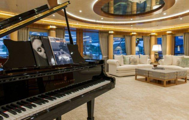 Yatın i&ccedil; tasarımı ise "Aile- odaklı" d&uuml;ş&uuml;n&uuml;lerek tasarlanmış. Sanat galerisinden, kuaf&ouml;re kadar her şey bulunuyor  ve tam olarak 12 kişi bu yatta konaklama yapabiliyor. B&uuml;t&uuml;n bunların hepsi i&ccedil;in bu yatın bir haftalık &uuml;creti ise yaklaşık 1.3 milyon dolar.  İşte 1.3 milyon dolarlık yattan fotoğraflar...